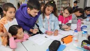 Liseli öğrenciler Bayraklı'da matematik öğretiyor