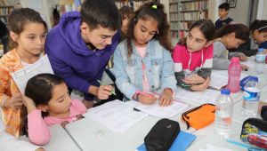 Liseli öğrenciler Bayraklı'da matematik öğretiyor
