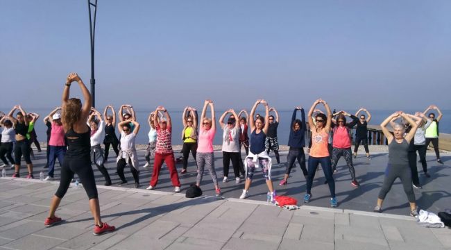 Narlıdereli kadınların sahilde aerobik keyfi
