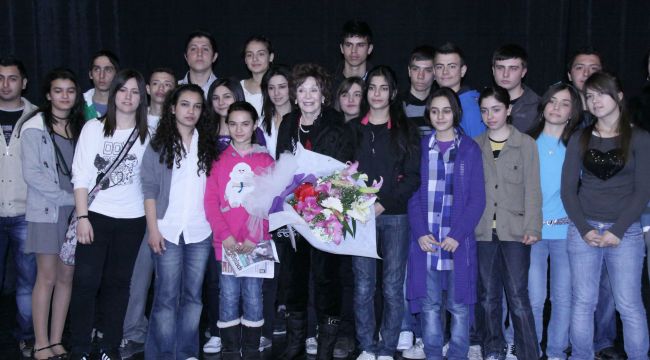 Usta Tiyatrocu Yıldız Kenter Bornova'da adını taşıyan sahnede anılacak