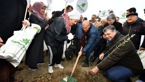 İzmirliler fidan dikim şenliğinde buluştu 