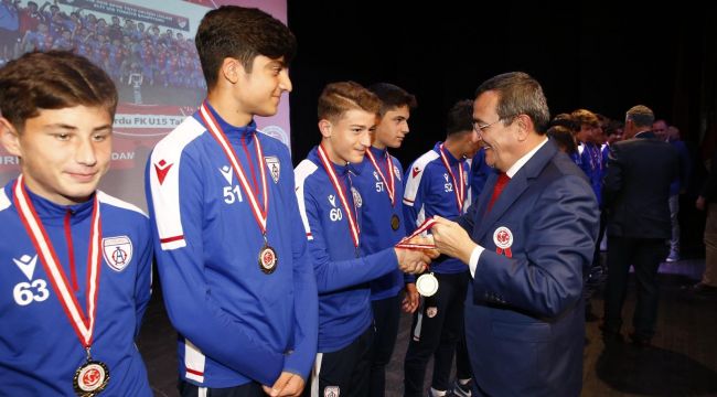 TÜRFAD, futbola emek verenleri yaşarken ödüllendirdi 