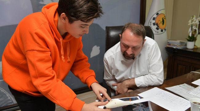 Uluslararası Yarışma Takımından Başkan Gümrükçü'ye proje sunumu 