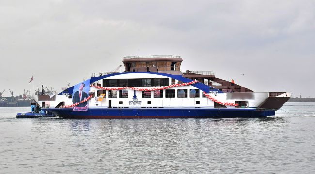 İzmir'in yeni arabalı feribotu suya indirildi 