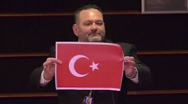 AP'den Türk bayrağını yırtan Yunan parlamentere 4 günlük men cezası 