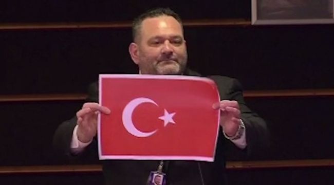 AP'den Türk bayrağını yırtan Yunan parlamentere 4 günlük men cezası