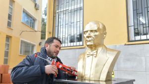 Çiğli Belediyesi'nden Okullara Atatürk büstü