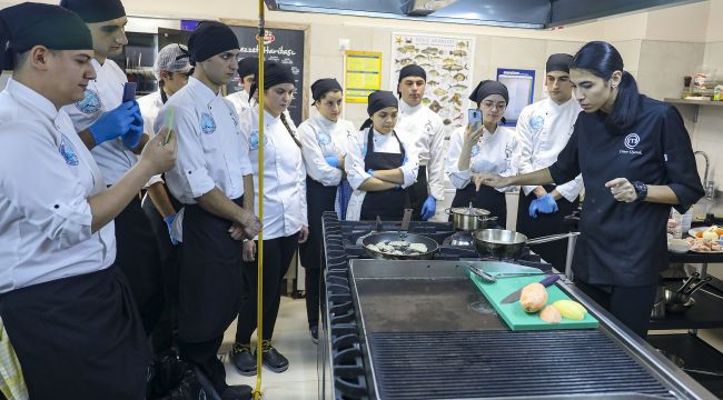 DEÜ'li Genç Aşçılar Masterchef Cemre İle Hint Yemeği Yaptı