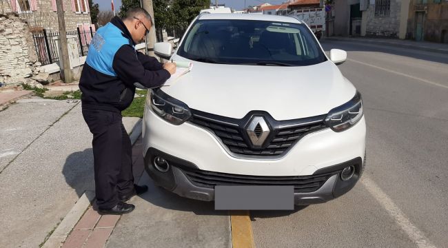 Urla Belediyesi Zabıta Müdürlüğü ekiplerince kaldırımları işgal eden araçlara cezai işlem uygulandı.