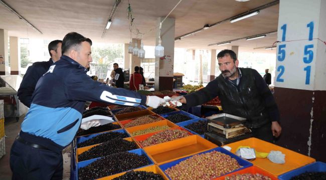 Bayraklı'da zabıta, pazarcılara eldiven ve broşür dağıttı