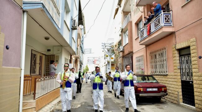 Bornova'da Koronavirüse karşı müzikle rehabilitasyon