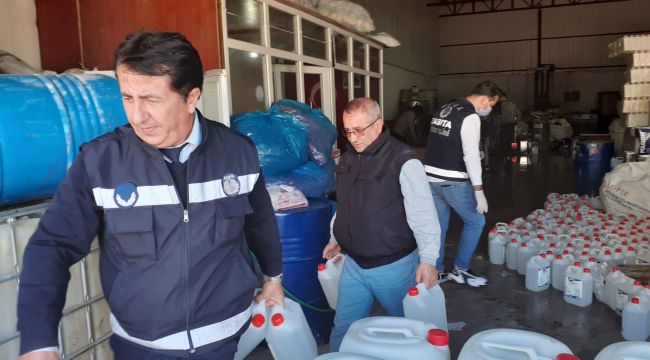 Buca'da koronavirüs denetimleri tam gaz: Kaçak el dezenfektanı ve yüz maskesi baskını