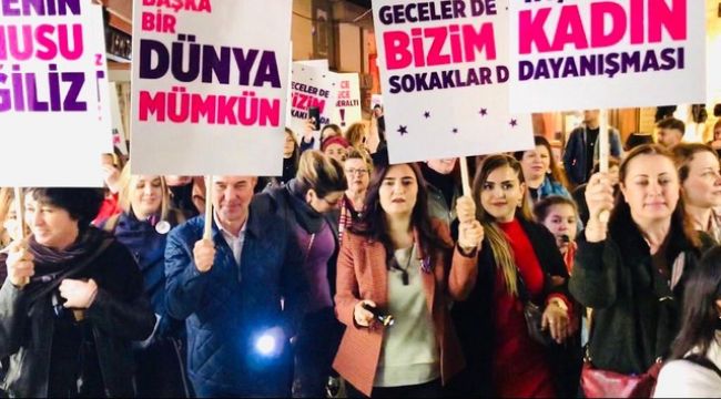 CHP'li Kılıç, Başkan Tunç Soyer ve eşi Neptün Soyer ile "Gece Kemeraltı" yürüyüşüne katıldı