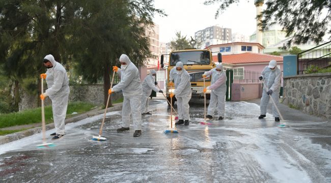 Çiğli'de sokaklar yıkandı, banka ve ATM'ler dezenfekteedildi
