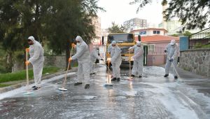 Çiğli'de sokaklar yıkandı, banka ve ATM'ler dezenfekteedildi