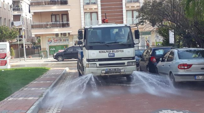 Kemalpaşa'da sokak ve caddeler dezenfekte ediliyor