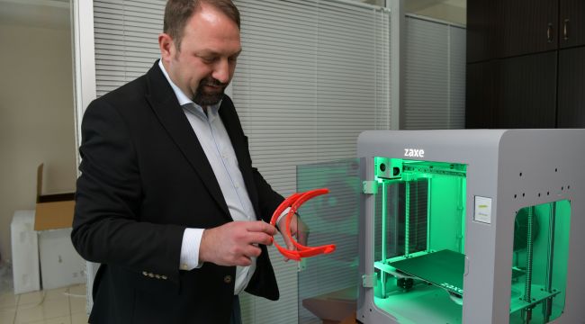 Sağlık çalışanları için 3D yazıcıdan yüz siperliği üretimi 