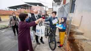 Başkan Soyer'den çocuklara sürpriz ziyaret