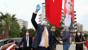 Bayraklı'da 23 Nisan coşkusu balkonlardan taştı