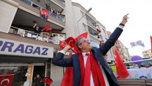 Gaziemir'in balkonlarında 23 Nisan coşkusu