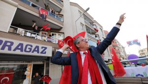 Gaziemir'in balkonlarında 23 Nisan coşkusu