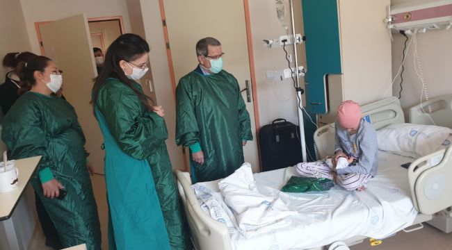 Karabağlar AK Gençlik'ten hastanedeki çocuklara 23 Nisan hediyesi