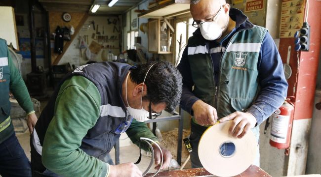 Konak'ta atölyeler virüse karşı siperlik üretiyor