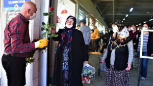 Başkan Karakayalı annelere gül dağıttı