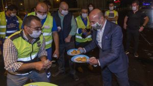  Başkan Soyer Asfalt işçilerine gece yarısı baklavalı moral ziyareti yaptı