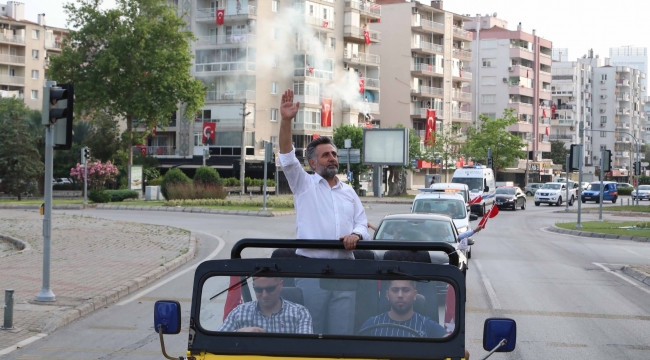 Bayraklı'da 19 Mayıs coşkusu evlere sığmadı 