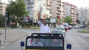 Bayraklı'da 19 Mayıs coşkusu evlere sığmadı 