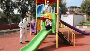 Bayraklı'da berberler ve parklar dezenfekte edildi