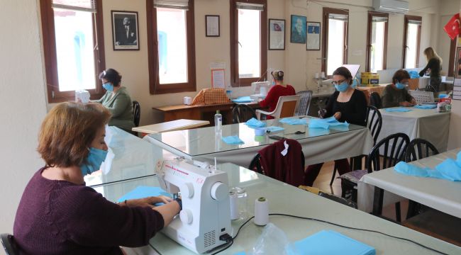 Foça'da gönüllü Öğretmenlerden 10 Bin Maske