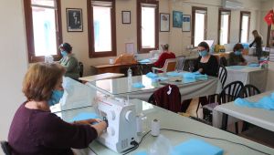 Foça'da gönüllü Öğretmenlerden 10 Bin Maske