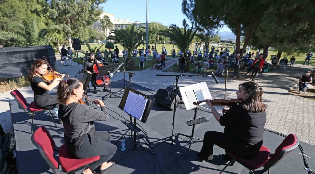 Karşıyaka'da 65 yaş üzeri vatandaşlara bayram konseri
