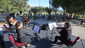 Karşıyaka'da 65 yaş üzeri vatandaşlara bayram konseri