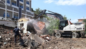 Tugay talimat verdi, metruk binalar yıkıldı