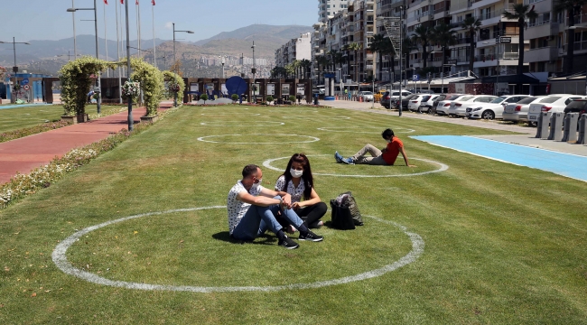 Türkiye'de bir ilk İzmir'de yeşil alanda çemberli sosyal mesafe dönemi