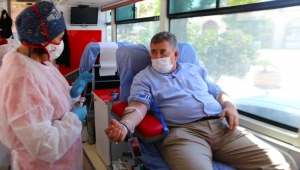Başkan Oran Çeşmeliler'i kan vermeye davet etti 