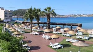 Çeşme Tekke Plajı ve Restoranı ziyaretçilerini bekliyor 