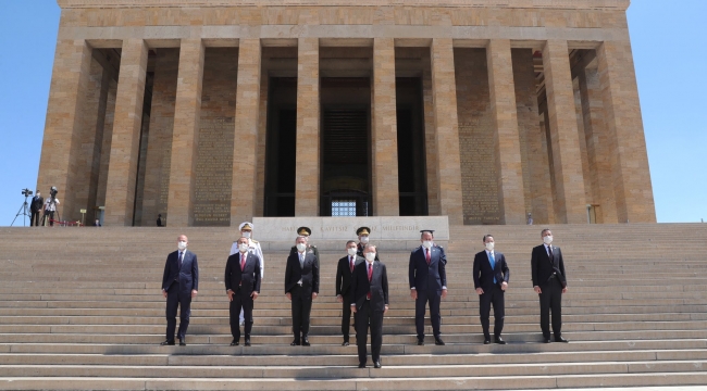 Cumhurbaşkanı Erdoğan, Yüksek Askerî Şûra üyeleriyle birlikte Anıtkabir'i ziyaret etti
