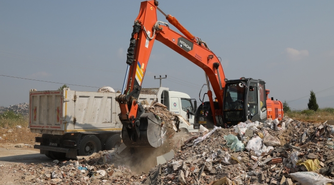 Gaziemir Belediyesi iki günde 40 kamyon moloz topladı 