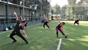 Zumba dersleri açık alanda