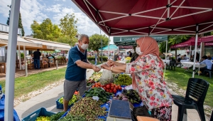 Buca'da Halkın Bakkalı ve üretici pazarı bir arada