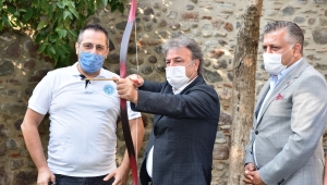Başkan İduğ'a 'ok' hediyesi