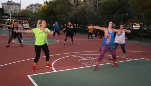 Bayraklı'da sabah yoga akşam zumba 