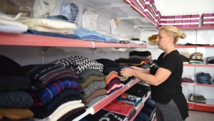 Bornova'da ihtiyaç sahiplerine giysi desteği