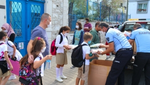Çeşme Belediyesi'nden öğrencilere hijyen kiti