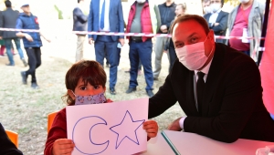 Başkan Gümrükçü Ata'yı Deprem Mağduru Çocuklarla Andı