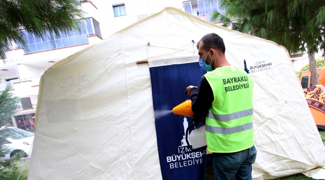 Bayraklı Belediyesi çadırları dezenfekte ediyor